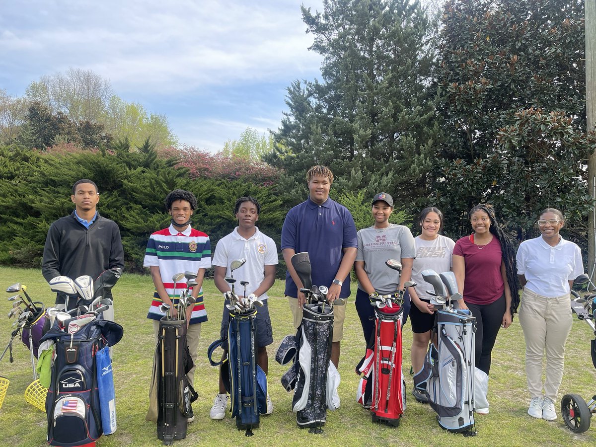 JohnnyTeemer's tweet photo. A great day of golf practice @ELHS_HCS  The future is bright!!!! https://t.co/cMwVjDAeVC