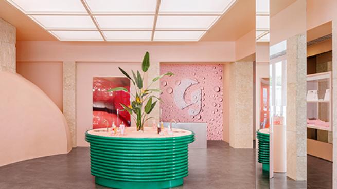 QuesterMR's tweet image. First Look: Glossier makes splash with store in Miami dlvr.it/SMcDwz #ChainStoreAge #Marketing #Advertising