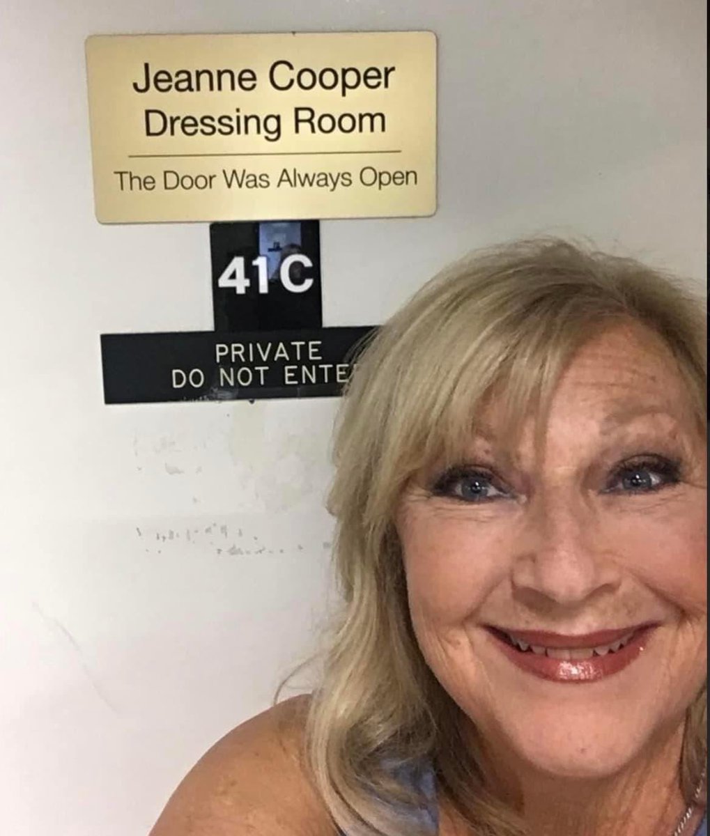 uetiger2001's tweet photo. Just found this on another social media site๏ฟฝ๏ฟฝ๏ฟฝ.@BethMaitlandDQB outside of the one & only #JeanneCoopers dressing room! Gosh, I miss Mrs. C #duchess #queensofdaytime #YR https://t.co/bLV8XXDVHT
