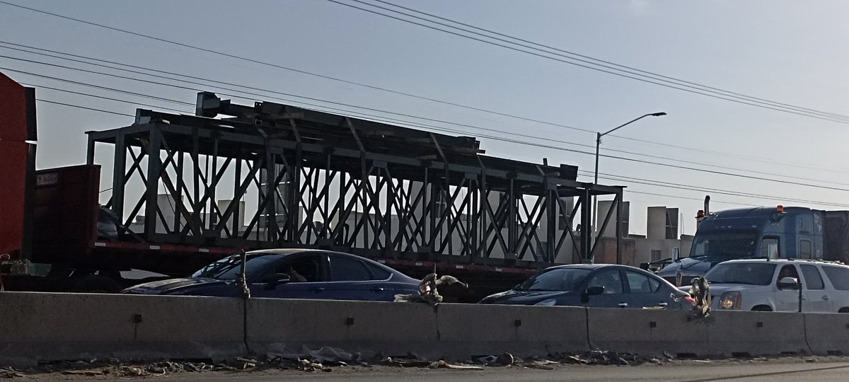sAiRa_YaC8890's tweet photo. @Vialidad_SLP choque pasando puerta real, sobre puente. https://t.co/7F2wZZt5Ta