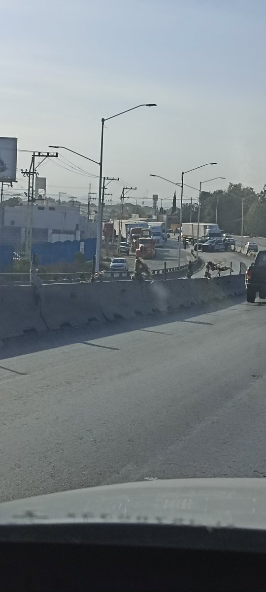 sAiRa_YaC8890's tweet photo. @Vialidad_SLP choque pasando puerta real, sobre puente. https://t.co/7F2wZZt5Ta