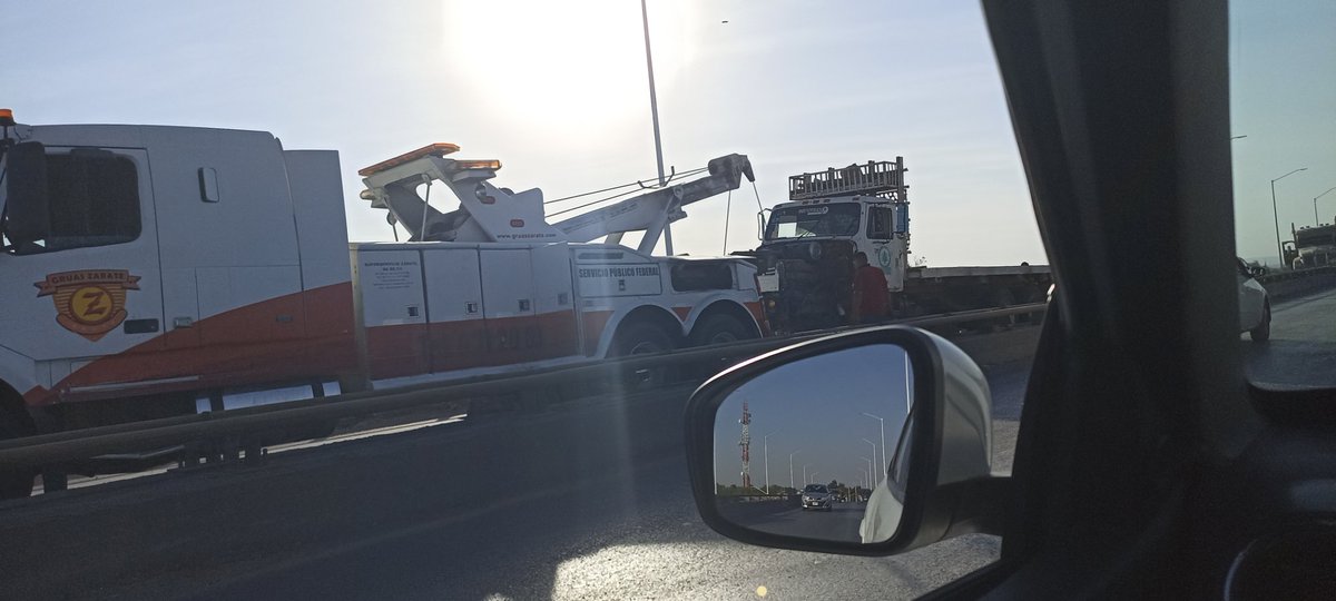 sAiRa_YaC8890's tweet photo. @Vialidad_SLP choque pasando puerta real, sobre puente. https://t.co/7F2wZZt5Ta