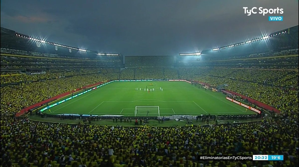 Nicoaguero18's tweet photo. No me cansaré de decir que el Estadio Monumental de Barcelona de Ecuador, donde está jugando la Selección Argentina; me parece uno de los más lindos e imponentes de todo el continente sudamericano. 👌 https://t.co/xXsfaD68XX