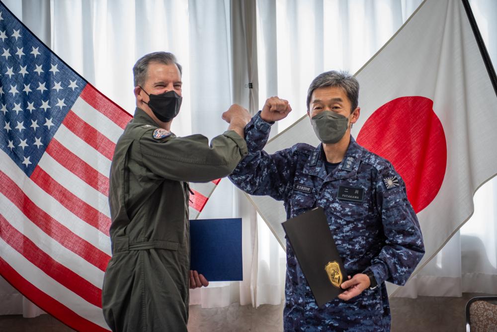 USPACOM's tweet photo. #CTF70 Commander Rear Adm. Michael Donnelly & @jmsdf_pao_eng Fleet Air Force Commander Vice Adm. Futakawa Tatsuya, meet to discuss opportunities for strengthening bilateral integration & coordination. 🇺🇸–🇯🇵 #FreeAndOpenIndoPacific #FriendsPartnersAllies
📸: MC2 Rafael Avelar https://t.co/NpRgbvictP