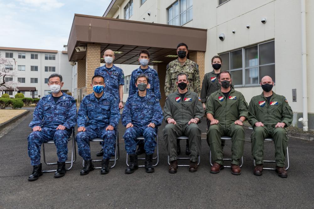 USPACOM's tweet photo. #CTF70 Commander Rear Adm. Michael Donnelly & @jmsdf_pao_eng Fleet Air Force Commander Vice Adm. Futakawa Tatsuya, meet to discuss opportunities for strengthening bilateral integration & coordination. 🇺🇸–🇯🇵 #FreeAndOpenIndoPacific #FriendsPartnersAllies
📸: MC2 Rafael Avelar https://t.co/NpRgbvictP