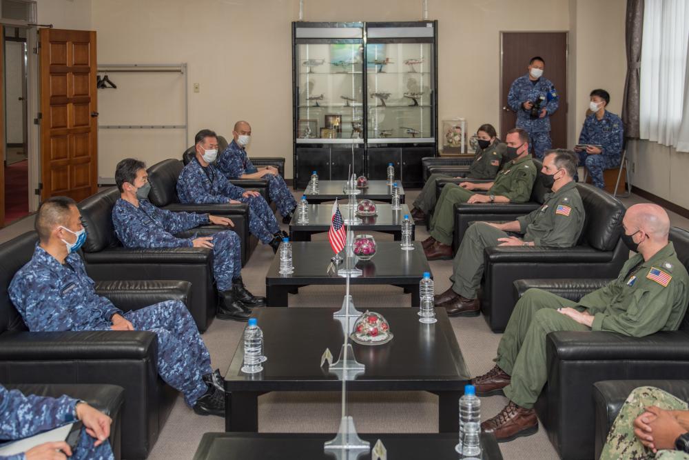 USPACOM's tweet photo. #CTF70 Commander Rear Adm. Michael Donnelly & @jmsdf_pao_eng Fleet Air Force Commander Vice Adm. Futakawa Tatsuya, meet to discuss opportunities for strengthening bilateral integration & coordination. 🇺🇸–🇯🇵 #FreeAndOpenIndoPacific #FriendsPartnersAllies
📸: MC2 Rafael Avelar https://t.co/NpRgbvictP
