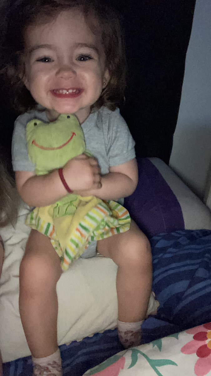 POR FAVOR!!AYUDA!!! 
ELLA ES LENNA MI HIJA, SU RANITA, SU MANTA DE APEGO. LA EXTRAVIAMOS CERCA DE ALEM Y PASCO, POR FAVOR SI ALGUIEN LA VIO QUE SE COMUNIQUE 3413605125 ES MUY INPORTANTE PARA ELLA. QUIZÁS NO ENTENDERÁN, NO ES UN SIMPLE PELUCHE, ES TODO PARA ELLA! Gracias🙏🏻