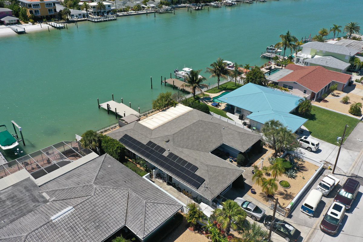 SolarBearCo's tweet photo. No wonder St. Petersburg Beach was named the nation’s best beach, fifth-best globally. 🌞
#solarbear #solarinstallation #stpetersburgfl #stpetersburg #solarpanels #silfab #waterfront #tuesdayvibes #floridasolar https://t.co/udQ093rnEA