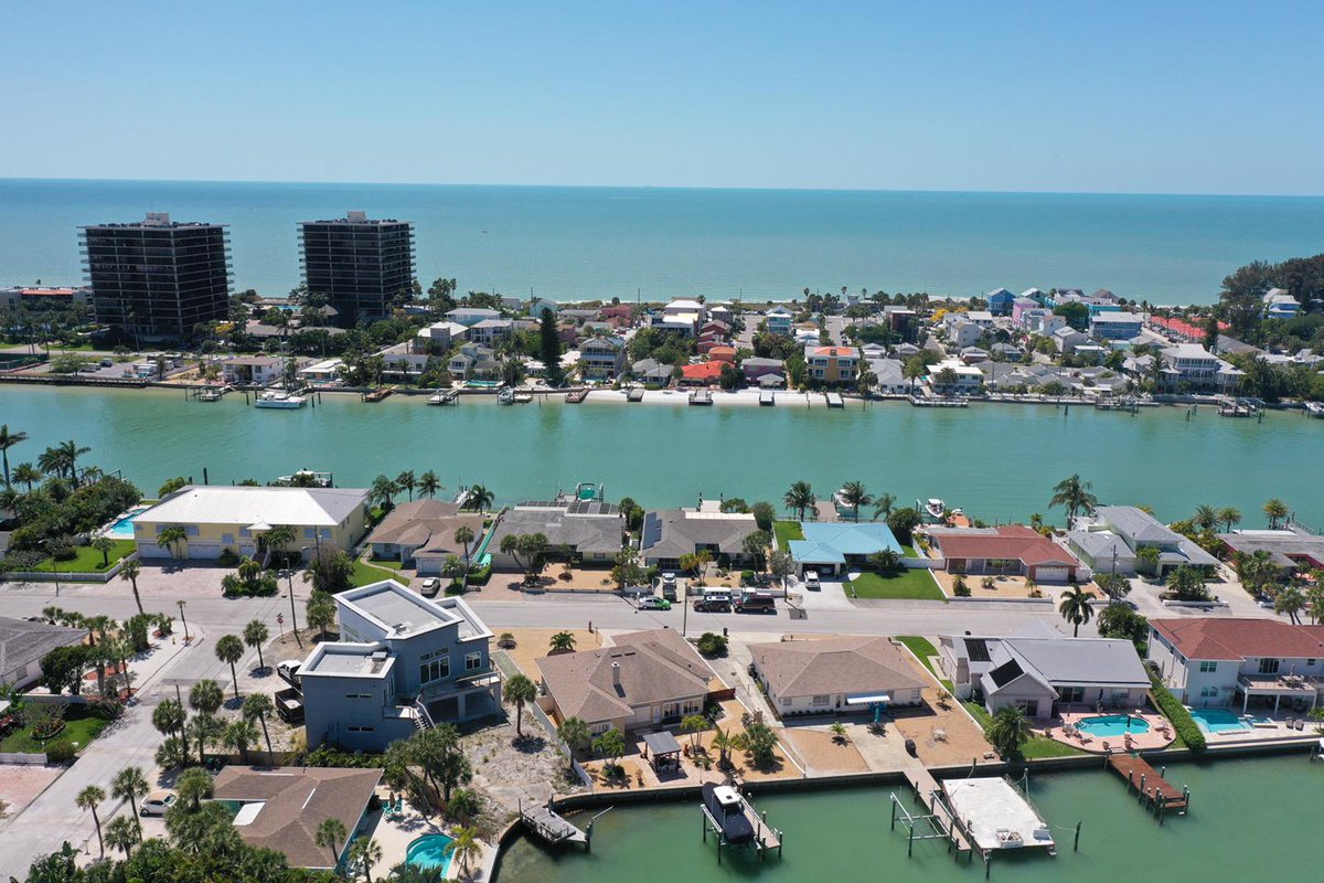 SolarBearCo's tweet photo. No wonder St. Petersburg Beach was named the nation’s best beach, fifth-best globally. 🌞
#solarbear #solarinstallation #stpetersburgfl #stpetersburg #solarpanels #silfab #waterfront #tuesdayvibes #floridasolar https://t.co/udQ093rnEA