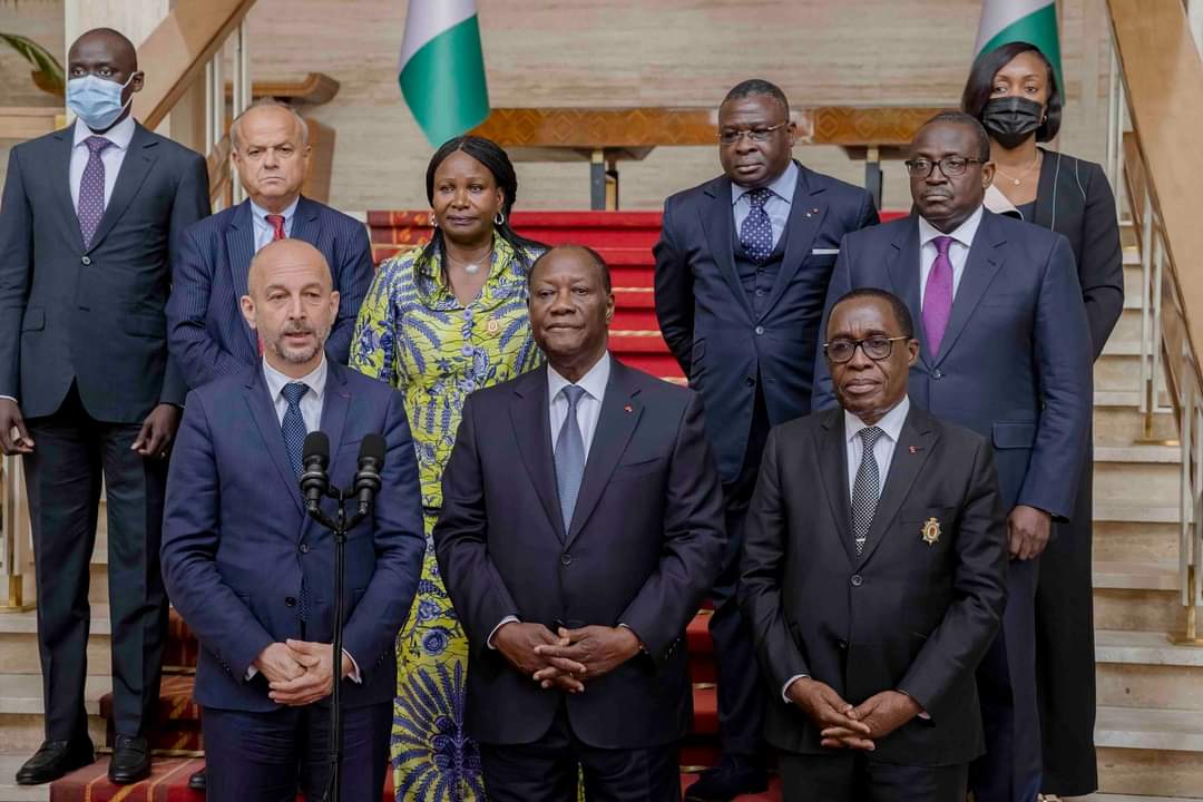 RassemblementT's tweet photo. #LeFilDeLInfo #RTV #CIV225 
Ce mardi, le Président @AOuattara_PRCI a échangé avec @ThierryBeaudet, Président du Conseil Economique, Social et Environnemental de la #France, sur la coopération entre nos deux pays et l’actualité internationale. https://t.co/puD8MOGLz3