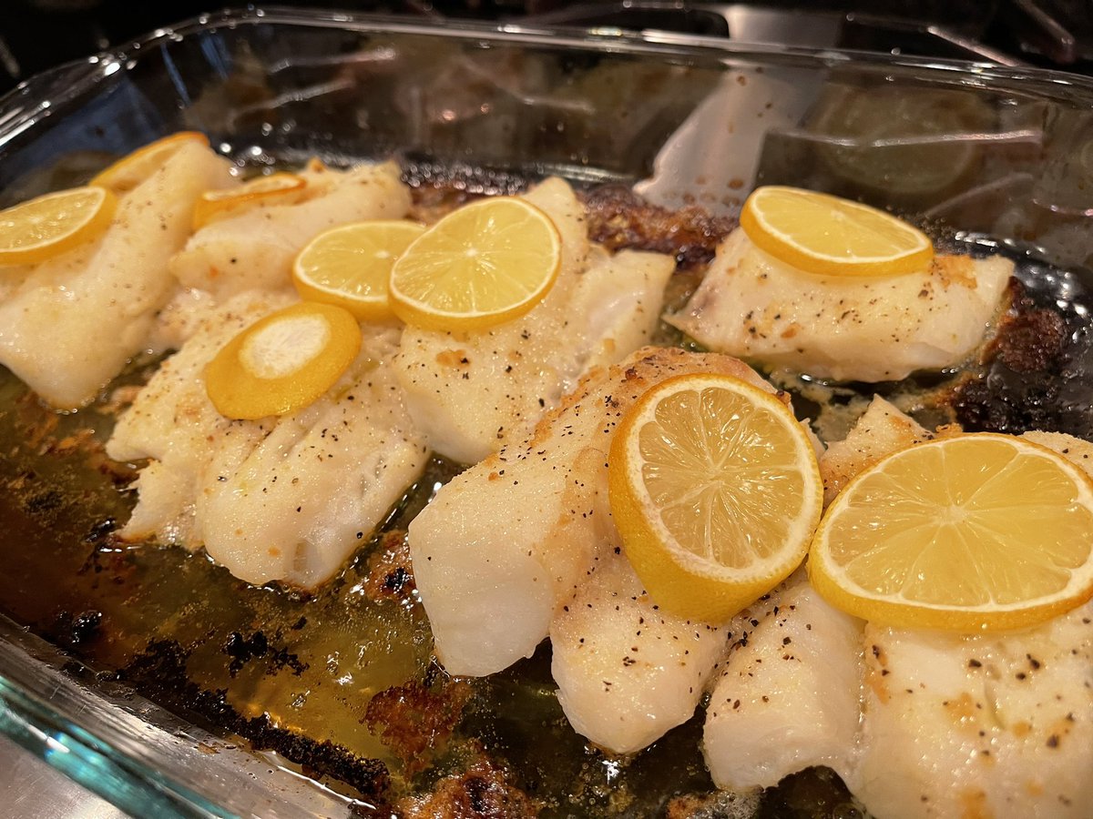 MALONGXSX's tweet photo. Lemon-Garlic Baked Cod with left over Turkey Bacon Onion Green Beans from@the night before. #the_agile_chief #healthyfood https://t.co/yZLGzjACh0