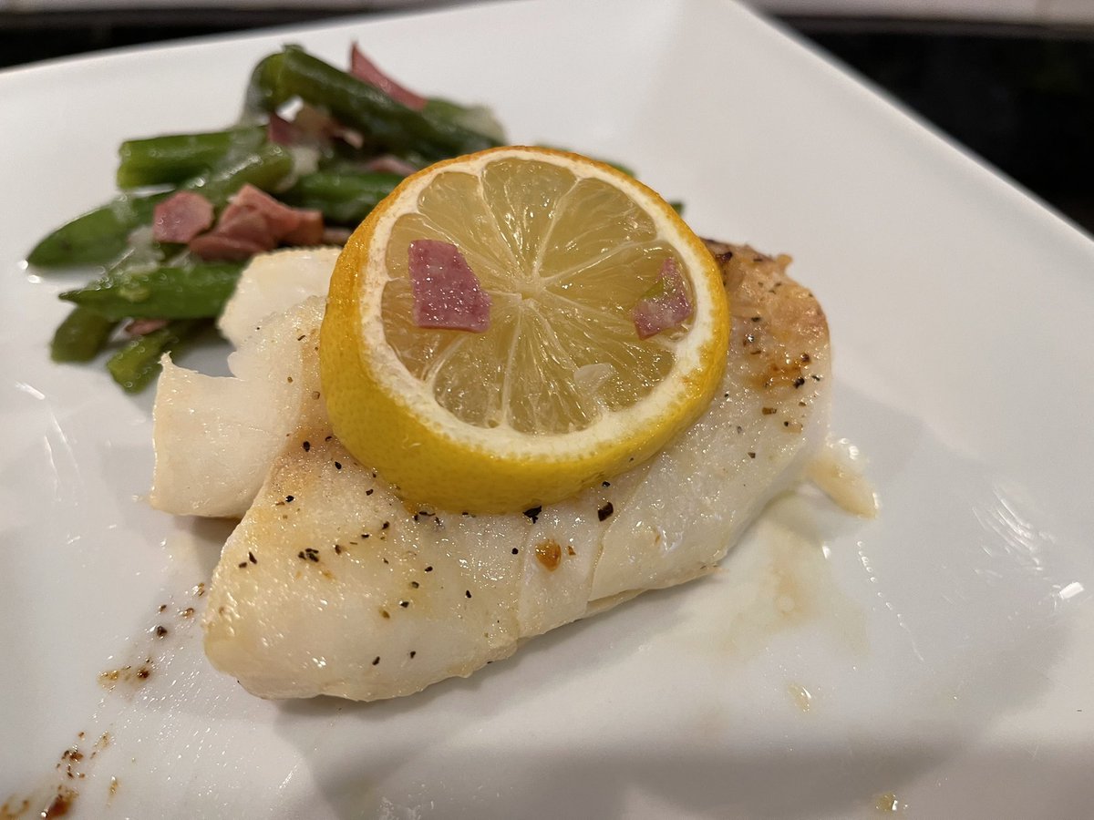 MALONGXSX's tweet photo. Lemon-Garlic Baked Cod with left over Turkey Bacon Onion Green Beans from@the night before. #the_agile_chief #healthyfood https://t.co/yZLGzjACh0