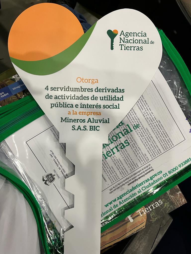 AgenciaTierras's tweet photo. Desde la @AgenciaTierras entregamos cuatro servidumbres derivadas de actividades de utilidad pública e interés social reguladas sobre predios baldíos de la Nación, a la empresa Mineros Aluvial S.A.S. BIC, en El Bagre, Antioquia.

#EsConHechos 🇨🇴 https://t.co/VQdBtGD3Pn