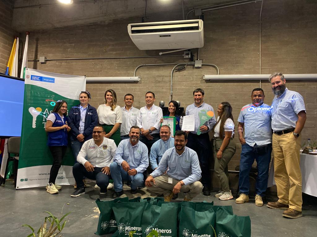 AgenciaTierras's tweet photo. Desde la @AgenciaTierras entregamos cuatro servidumbres derivadas de actividades de utilidad pública e interés social reguladas sobre predios baldíos de la Nación, a la empresa Mineros Aluvial S.A.S. BIC, en El Bagre, Antioquia.

#EsConHechos 🇨🇴 https://t.co/VQdBtGD3Pn
