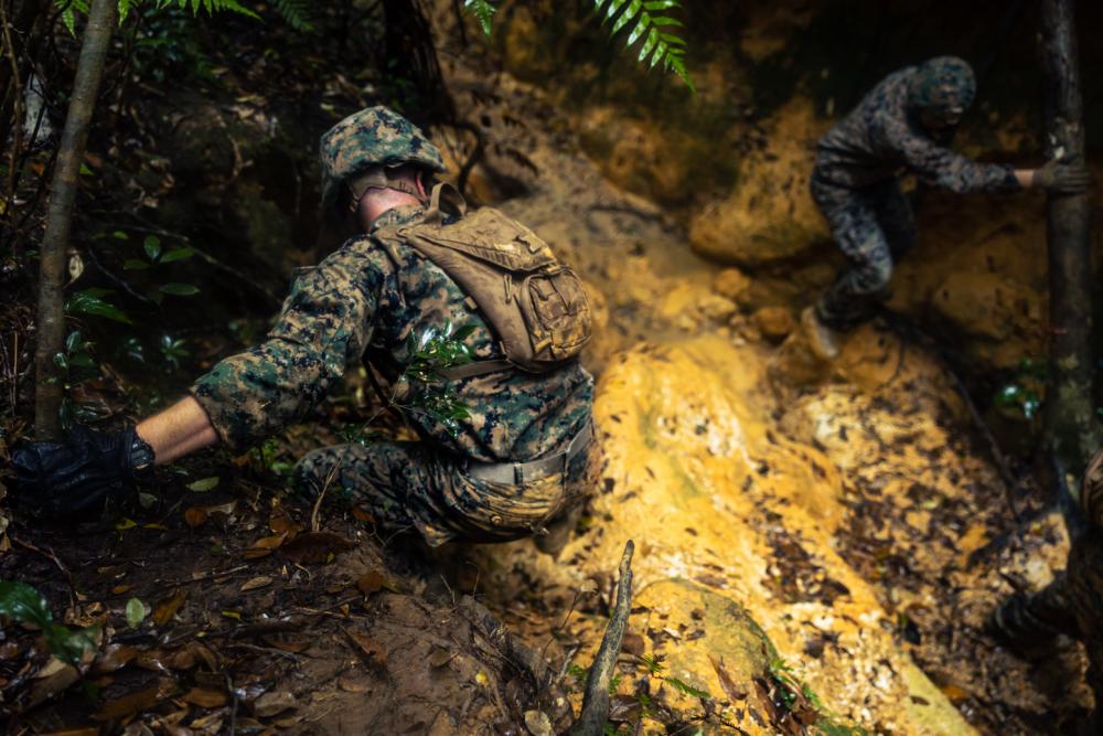 USPACOM's tweet photo. .@PacificMarines with #IIIMIG participate in casualty evacuation training at Jungle Warfare Training Center, Camp Gonsalves, Okinawa, 🇯🇵. #FreeAndOpenIndoPacific #Readiness #Lethality

📸: Cpl. Colton K. Garrett https://t.co/ZGabidOynP