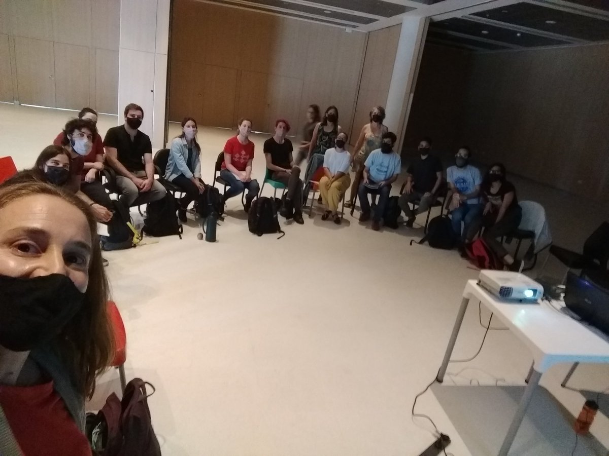 MuraroNara's tweet photo. Hoy empezó Semineuros, un nuevo curso de posgrado en @Exactas_UBA vamos a estar discutiendo #neurociencia y mucho mas con este grupo de estudiantes hermoso 😍 https://t.co/wIzrtFKELk