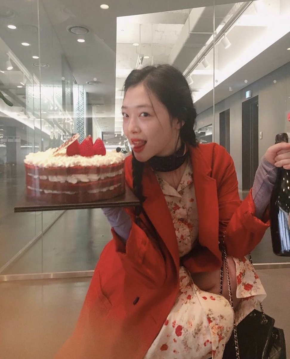 sullitecito's tweet photo. abre regalos con sulli  p(^_^)q

by: @ccpeaches_ 

#최진리 #설리 #choijinri #sulli https://t.co/xP6HFGvnj7