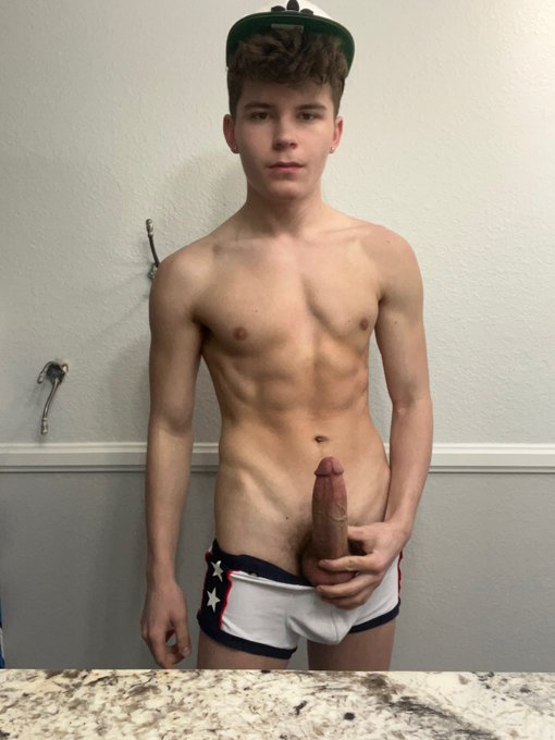 we&rsquo;re both alone in the bathroom 👀 https://t.co/gA3hWeMoNb