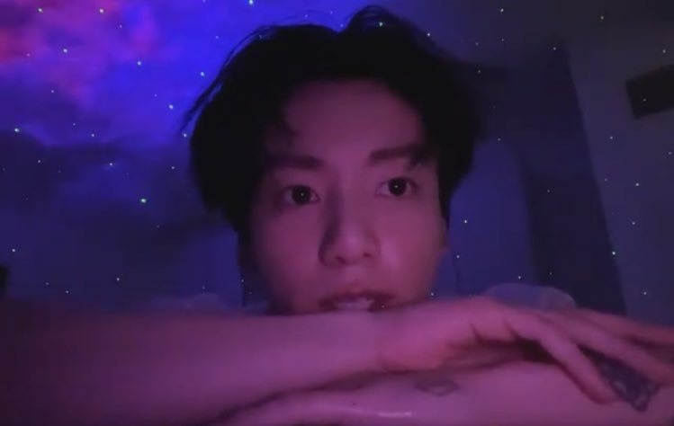 kiss_seven7's tweet photo. — Traducción del reciente video que #JUNGKOOK subió a Instagram:

🐰: Chicos, lo estoy haciendo bien. Me he estado moviendo constantemente para que mi cuerpo no se vuelva pesado, porque me preocupa subir de peso con sólo comer, acostarme, comer y acostarme. Me estoy cuidando [..] https://t.co/UyFwdInHFM