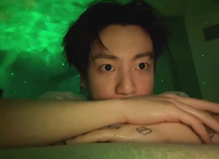 seokjin_189's tweet photo. JUNGKOOK POST ON INSTAGRAM LOOK JE LOOK SO FINE🥺💜💜💜 #GetWellSoonJunkook #JUNGKOOK https://t.co/Vu3BOv5jlQ