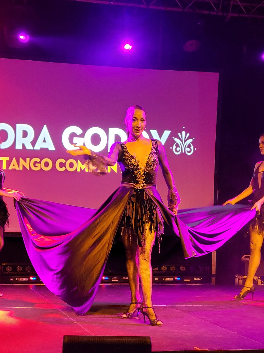 _fonta's tweet photo. Mora Godoy y su Tango Company ovacionados por el público de #ZitroExperience por @Zitrogames @moragodoytango https://t.co/c2MaClh90E