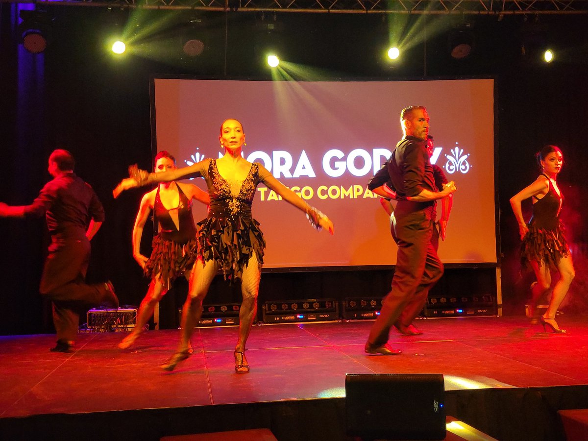 _fonta's tweet photo. Mora Godoy y su Tango Company ovacionados por el público de #ZitroExperience por @Zitrogames @moragodoytango https://t.co/c2MaClh90E