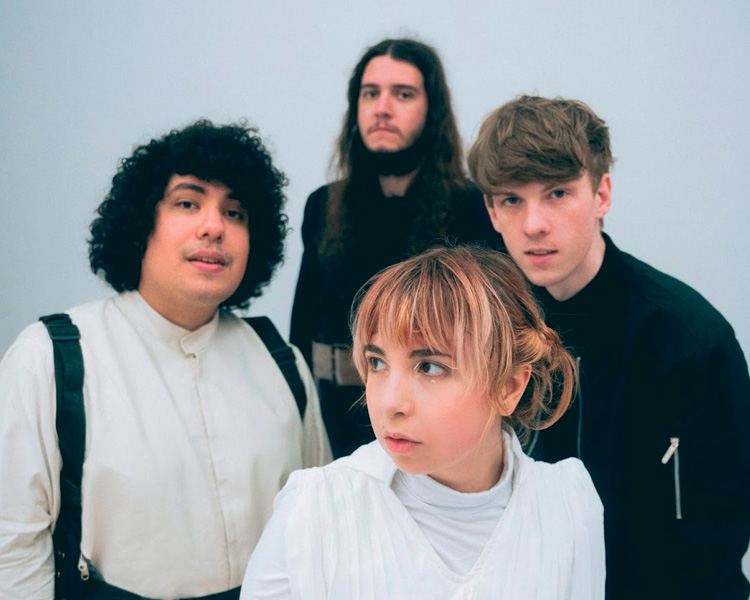 tecoapple_'s tweet photo. 🎧 Beach Bunny anuncia o álbum ‘Emotional Creature’ com o single “Fire Escape”.

🔗 https://t.co/Zfhr7E9cka https://t.co/wgX5oLJ7JA