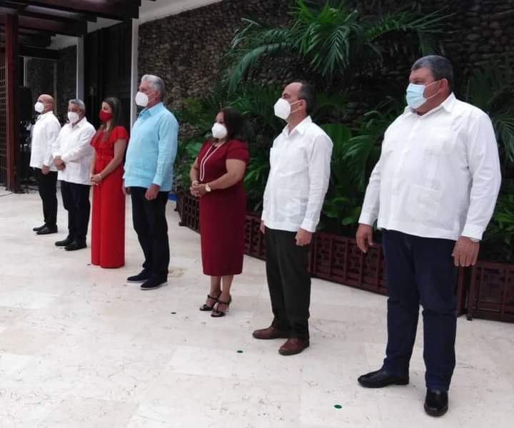 lisaracorona1's tweet photo. Preside @DiazCanelB ceremonia de Condecoraciones Estatales y entrega de Banderas de Honor de la Organización en el #60UJC. 
Los jóvenes reconocidos sueñan y hacen con pasión por #Cuba 🇨🇺 y la #Revolución, cada uno desde su trinchera. #VamosConTodo #UJC https://t.co/O93UNgFof0
