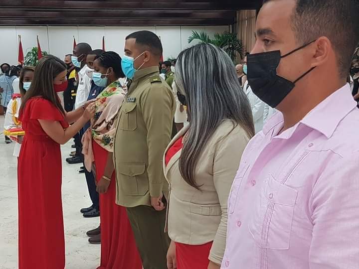 lisaracorona1's tweet photo. Preside @DiazCanelB ceremonia de Condecoraciones Estatales y entrega de Banderas de Honor de la Organización en el #60UJC. 
Los jóvenes reconocidos sueñan y hacen con pasión por #Cuba 🇨🇺 y la #Revolución, cada uno desde su trinchera. #VamosConTodo #UJC https://t.co/O93UNgFof0