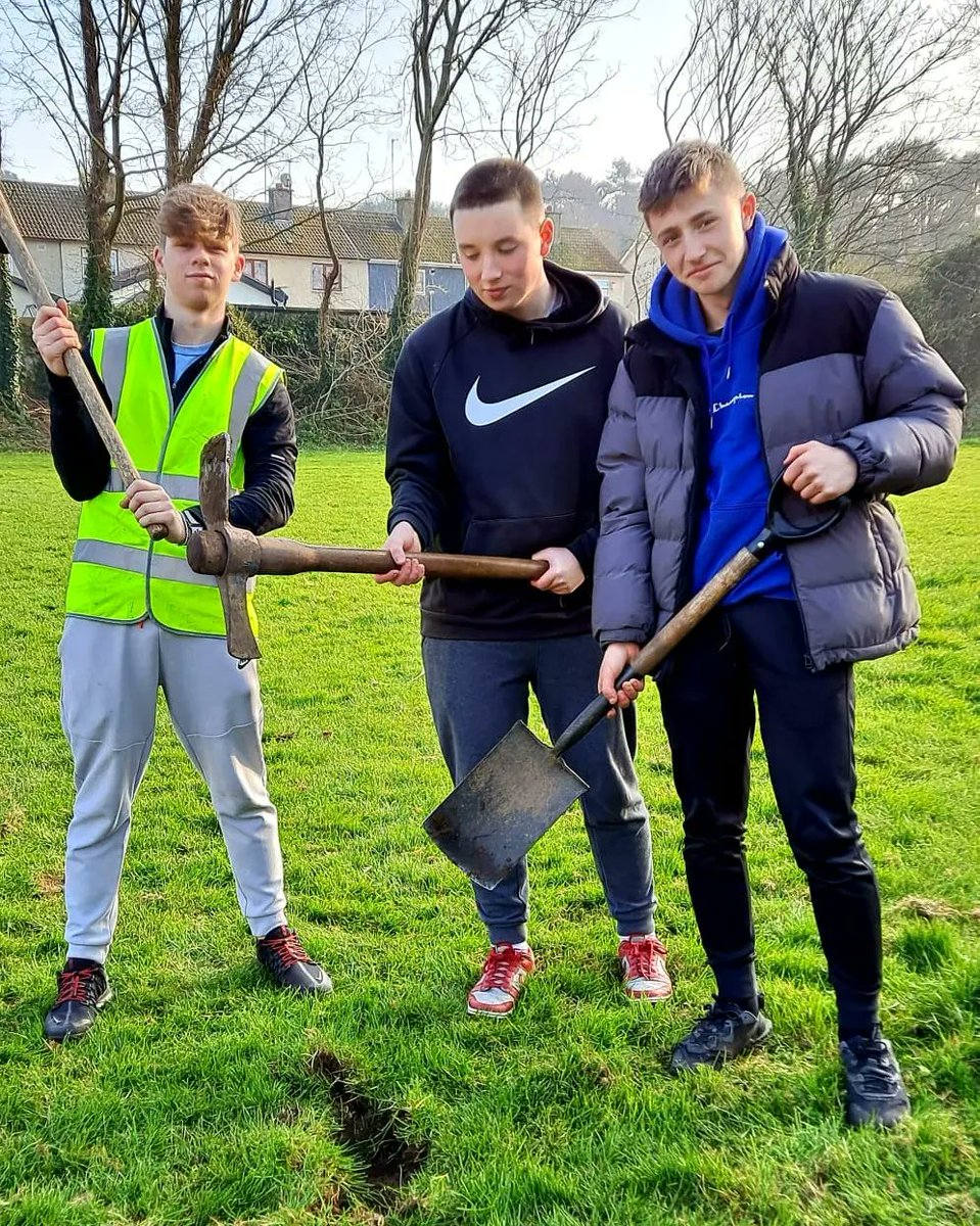HowthTidyTowns's tweet photo. Another brilliant #TYTuesday was had 🙌💪Massively grateful to our TYs for adding to our #communitygarden We planted 6 trees(3 pollinator crab apples & 3 cherries)We planted lettuce, radishes, chives, beetroot, rhubarb, red & white onions, potatoes & rosemary #community #howth 💚 https://t.co/DOyF0hsB6x