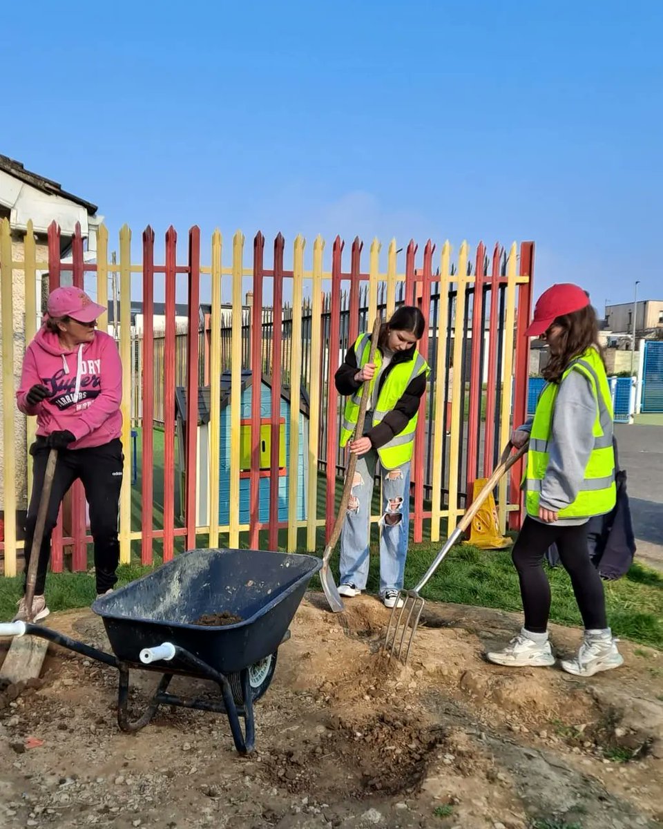 HowthTidyTowns's tweet photo. Another brilliant #TYTuesday was had 🙌💪Massively grateful to our TYs for adding to our #communitygarden We planted 6 trees(3 pollinator crab apples & 3 cherries)We planted lettuce, radishes, chives, beetroot, rhubarb, red & white onions, potatoes & rosemary #community #howth 💚 https://t.co/DOyF0hsB6x