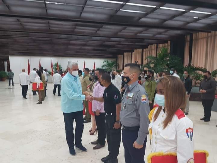 lisaracorona1's tweet photo. Preside @DiazCanelB ceremonia de Condecoraciones Estatales y entrega de Banderas de Honor de la Organización en el #60UJC. 
Los jóvenes reconocidos sueñan y hacen con pasión por #Cuba 🇨🇺 y la #Revolución, cada uno desde su trinchera. #VamosConTodo #UJC https://t.co/O93UNgFof0