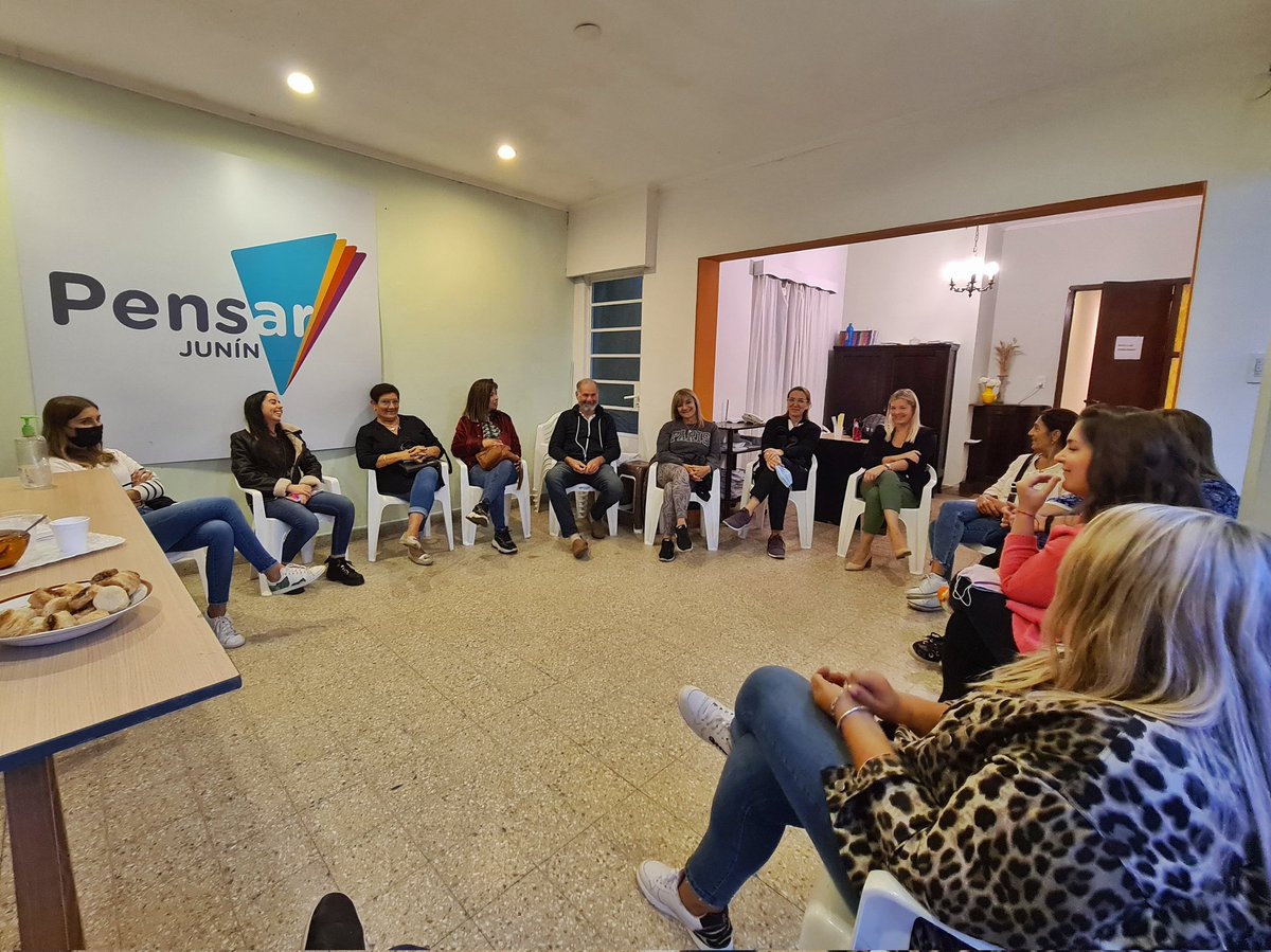 JuninPensar's tweet photo. Primera reunión presencial del año en la Fundación Pensar Junín.

Comenzamos a trabajar en los proyectos y actividades para este 2022, y es una alegría que cada día más vecinos se sumen a participar.  💪
@petreccapablo @fpensar https://t.co/MBnuIqbTzO