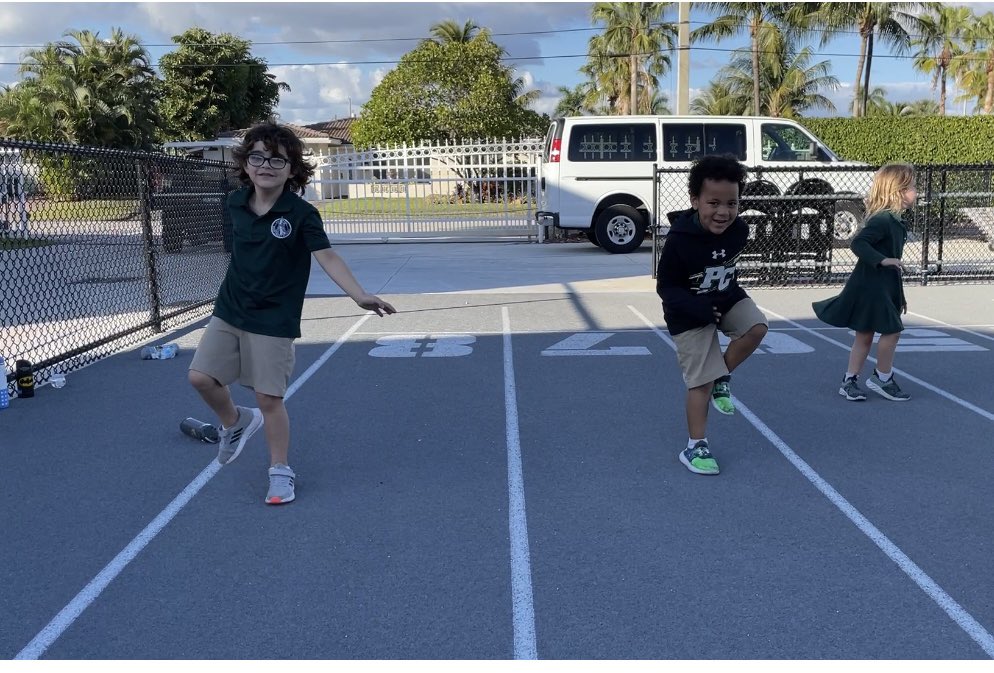 PineCrestAux's tweet image. #PCLowerSchool Ss learn the basic skills of running, jumping, and throwing in the #PCEnrichment program, runjumpthrow - a program created by @usatf. You will also see some of the Varsity @pinecresttrack athletes helping too!
#PCAthletics #PCTrack #PCAfterSchool  #PCPanthers