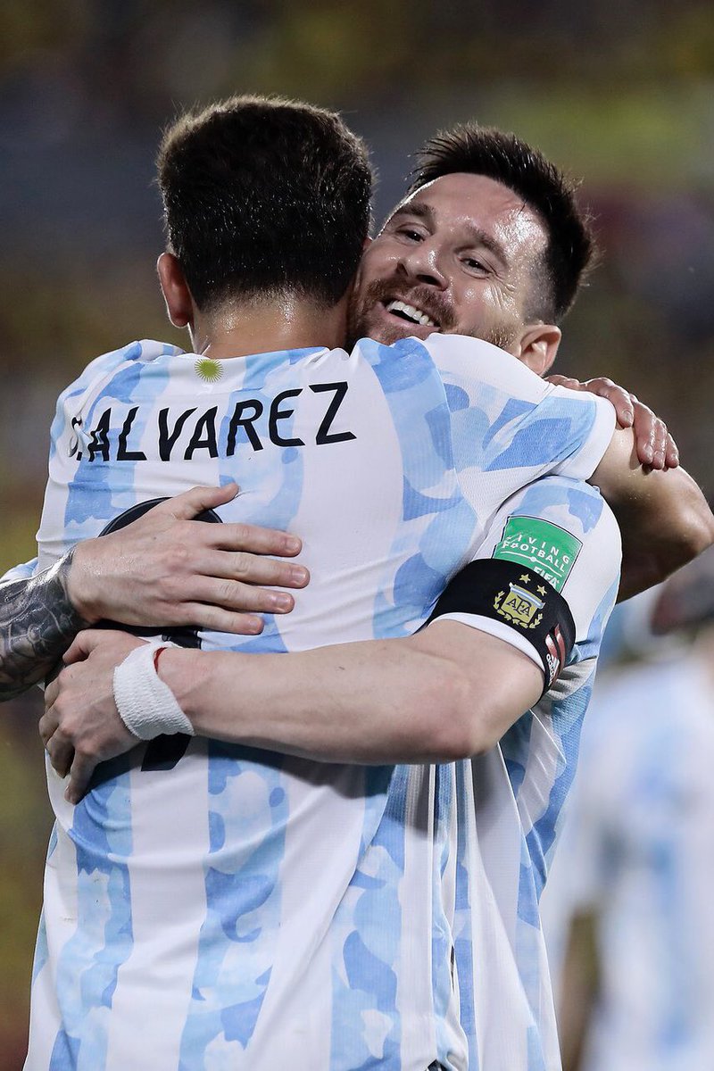 RiverPlateFoto's tweet photo. ❤️ Julián Álvarez y Leo Messi #SeleccionArgentina 🇦🇷 https://t.co/7YxOYB186T