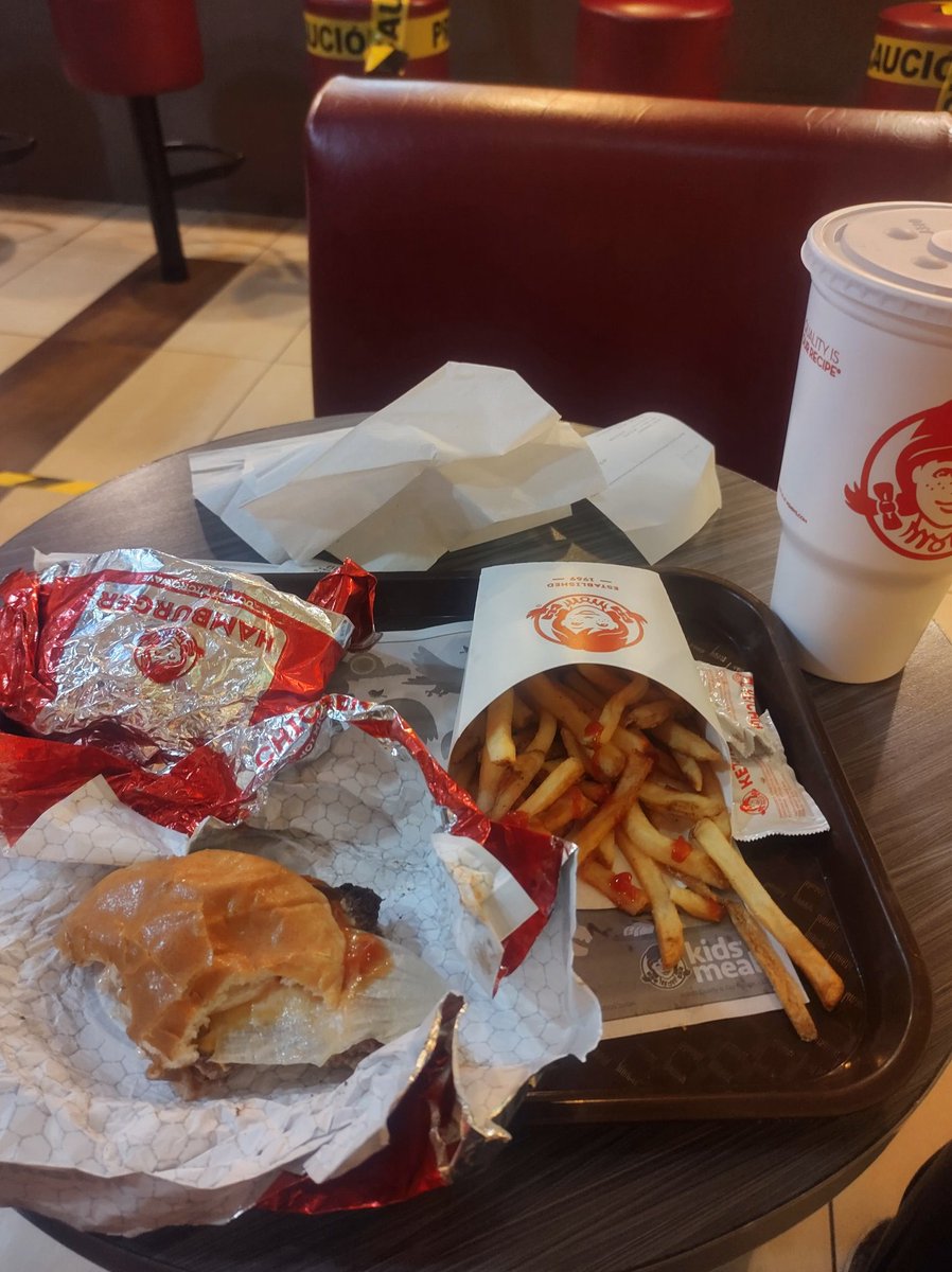 danielortiz090's tweet photo. Chingandome un par de ellas en ofrenda al señor de las hamburguesas @slobotzky_ #hailslobo
#wendys #burgers #food https://t.co/LmvH25tlxw
