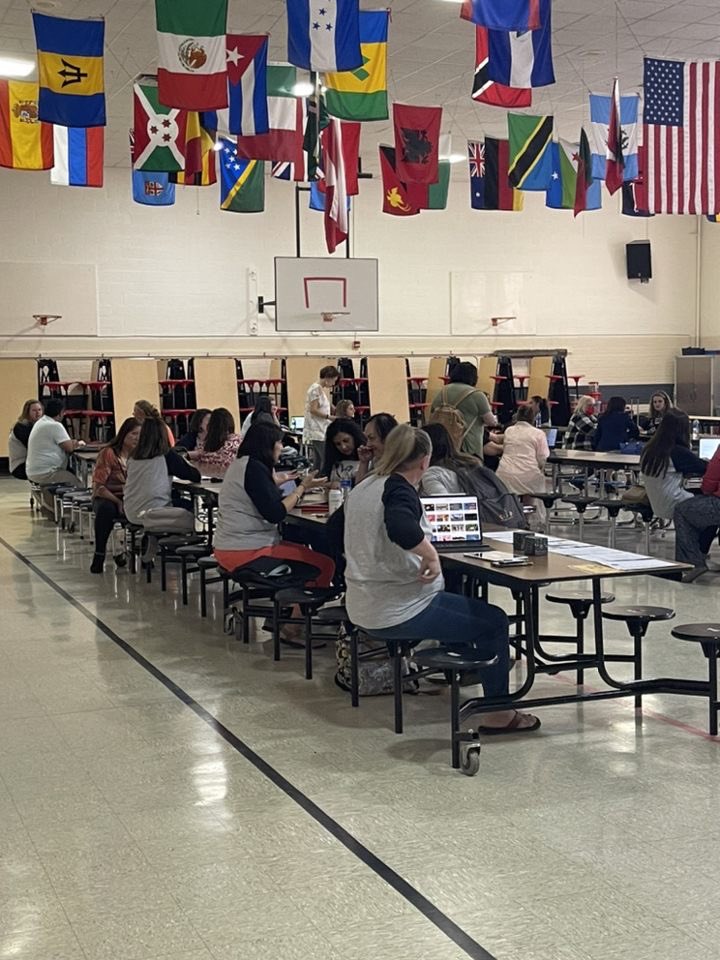 TechECISD's tweet photo. What an awesome night with new learning shared by our teacher Ambassadors at our #TechTasting! 🥗🍕🍝♥️💻
Our friends that joined us were given choice & voice to explore each station and how these #edtech tools could be used with our students! Great job to all! #ECISDTTA #PL https://t.co/SAIenrxImO