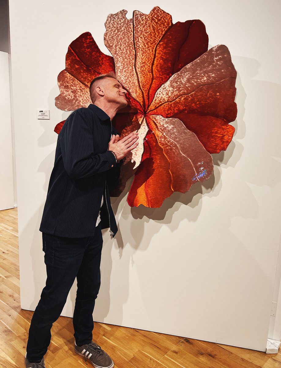 ao5gallery's tweet image. Stop and smell the hibiscus. While you're at it, shout into it and hear yourself echo too.

#flowerfineart #austinfineart