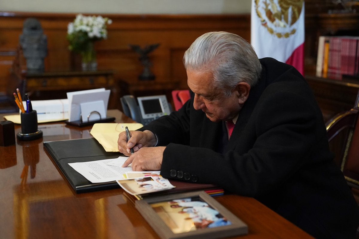 lopezobrador_'s tweet photo. El Tribunal Electoral del Poder Judicial de la Federación me exige que publique una sentencia en mi contra por el mensaje a la nación del 1º de diciembre, porque si no lo hago arrestan a Jesús y a la pobre de Jessi.

Perdón. https://t.co/nSCzcWpJek