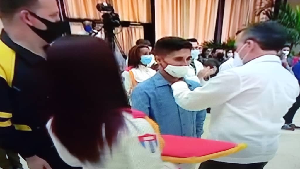 UCLVCU's tweet photo. Recibe el Secretario de la @UJC_UCLV Vladimir Hernández Meneses, la Medalla Abel Santamaría, desde la #UCLVnuestra la felicitación a este  joven de su tiempo ♥️🇨🇺 #SoñemosloImposible #CubaVive https://t.co/md3otee3vC