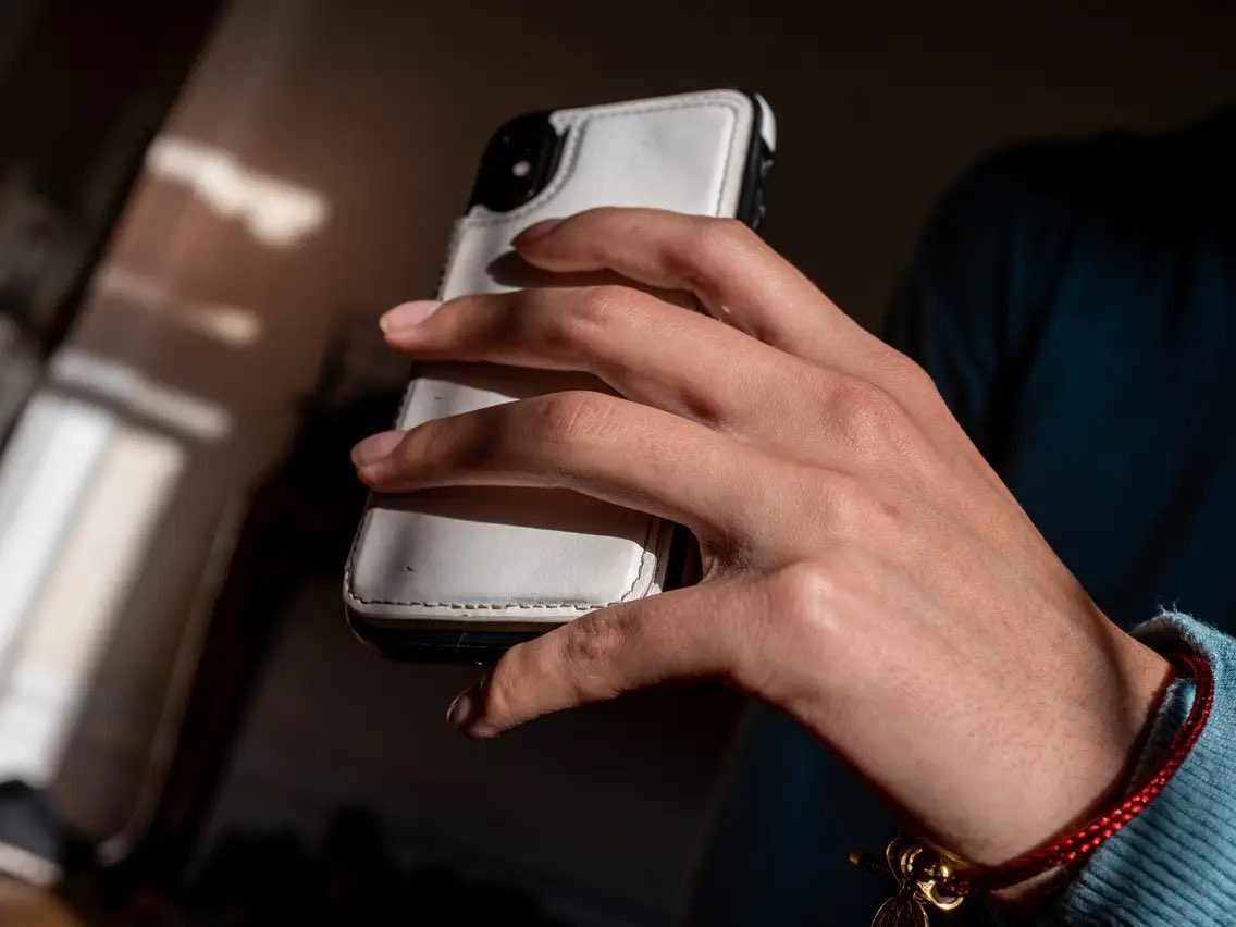 ferchamorroh's tweet photo. Nuevo trauma desbloqueado: Viendo historias de @dadatina en Instagram, conocí lo que es el “smartphone Pinky”. Una deformación que nos estamos haciendo en el dedo meñique por la forma de usar y atajar el teléfono. Me di cuenta que tengo la misma marca en el dedo izquierdo 🤯😵‍💫 https://t.co/D9lDrF5YHz