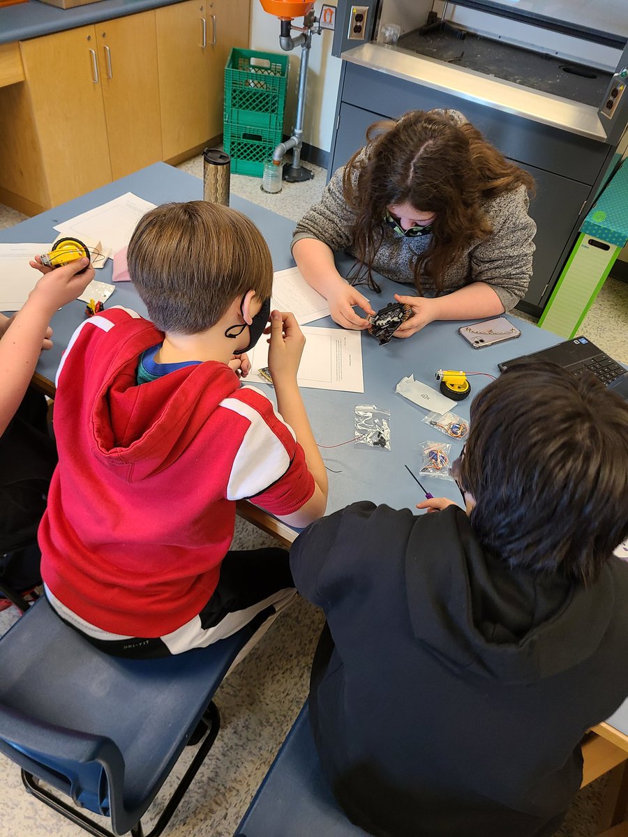 PaulHare16's tweet photo. The Grade 6/7 class working away at the #robotzgotbrilliance and #missionmars challenges from @brilliant_labs in addition to our after-school Lego Robotics Club @chriselleeducat. My favourite part is always the rich conversation amongst the kids. Much thanks to #brilliantlabs https://t.co/epaSvADZRq
