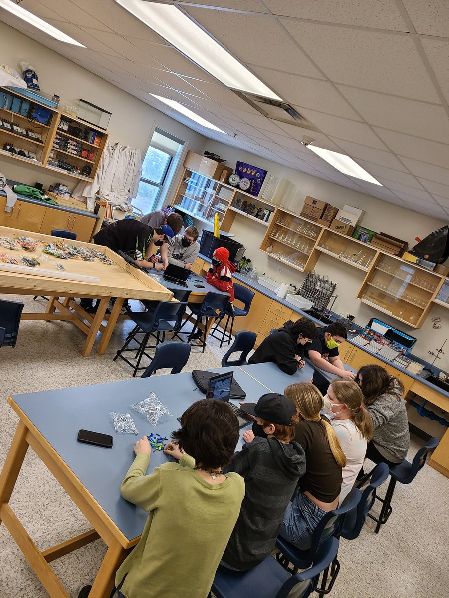 PaulHare16's tweet photo. The Grade 6/7 class working away at the #robotzgotbrilliance and #missionmars challenges from @brilliant_labs in addition to our after-school Lego Robotics Club @chriselleeducat. My favourite part is always the rich conversation amongst the kids. Much thanks to #brilliantlabs https://t.co/epaSvADZRq