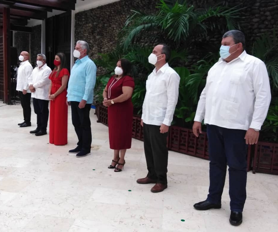 El Presidente <a href="/DiazCanelB/">Miguel Díaz-Canel Bermúdez</a> nos acompañó esta tarde en el acto nacional de entrega de condecoraciones estatales a jóvenes  y colectivos con una excelente trayectoria en diferentes sectores. #CubaVive #VamosConTodo <a href="/DrRobertoMOjeda/">Dr. Roberto Morales Ojeda</a> <a href="/UJCdeCuba/">UJC de Cuba</a> <a href="/JuventudRebelde/">JuventudRebelde</a>