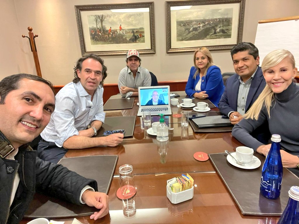 aydeelizarazoc's tweet photo. Fructífera reunión del #EquipoPorColombia sobre estrategia política. Cada uno de los integrantes seremos voceros de la campaña en temas clave y acompañaremos las giras en regiones. Diálogo Social, aporte fundamental del @PartidoMIRA a la agenda presidencial #FicoPresidente 🇨🇴 https://t.co/PWwZ3SMUfp