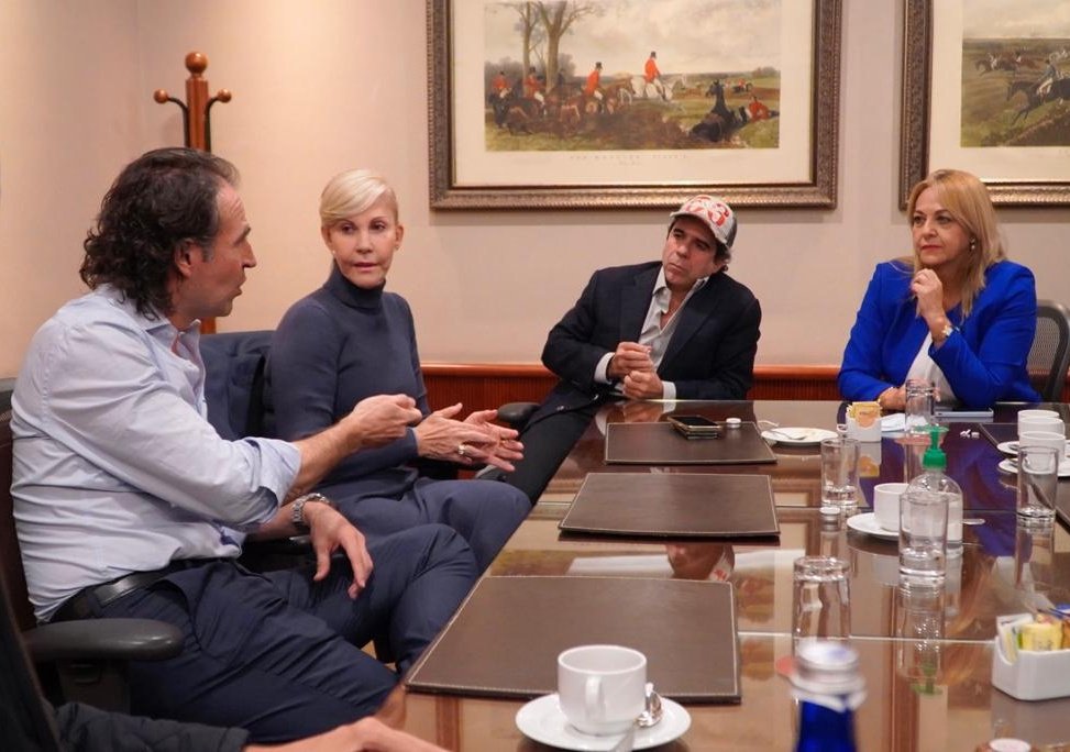 aydeelizarazoc's tweet photo. Fructífera reunión del #EquipoPorColombia sobre estrategia política. Cada uno de los integrantes seremos voceros de la campaña en temas clave y acompañaremos las giras en regiones. Diálogo Social, aporte fundamental del @PartidoMIRA a la agenda presidencial #FicoPresidente 🇨🇴 https://t.co/PWwZ3SMUfp