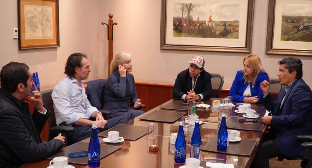 aydeelizarazoc's tweet photo. Fructífera reunión del #EquipoPorColombia sobre estrategia política. Cada uno de los integrantes seremos voceros de la campaña en temas clave y acompañaremos las giras en regiones. Diálogo Social, aporte fundamental del @PartidoMIRA a la agenda presidencial #FicoPresidente 🇨🇴 https://t.co/PWwZ3SMUfp