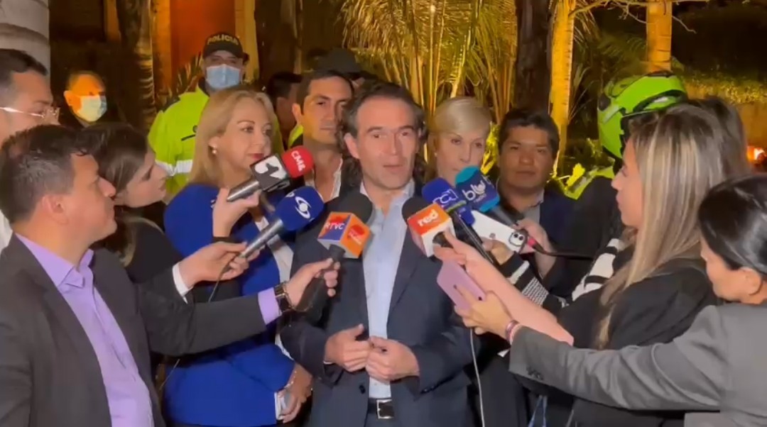 aydeelizarazoc's tweet photo. Fructífera reunión del #EquipoPorColombia sobre estrategia política. Cada uno de los integrantes seremos voceros de la campaña en temas clave y acompañaremos las giras en regiones. Diálogo Social, aporte fundamental del @PartidoMIRA a la agenda presidencial #FicoPresidente 🇨🇴 https://t.co/PWwZ3SMUfp