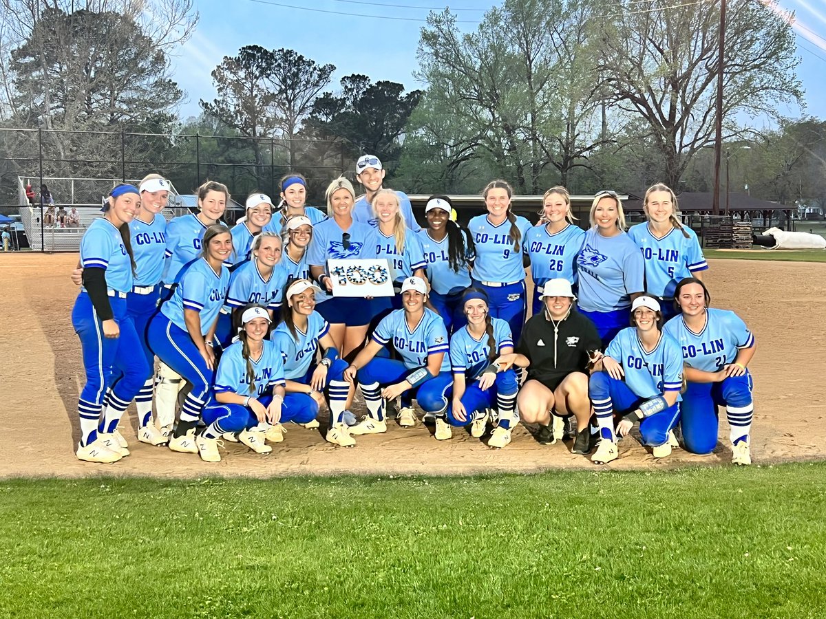 CoLinSoftball's tweet photo. With tonight’s 9-1 win in game one, @CoachMeleah picked up her 100th win at Co-Lin. She now has a record of 100-31 while at Co-Lin making her the fastest among active coaches in the MACCC to reach 100 wins (131 games).
#shealegend #welcometowesson https://t.co/GEa74vsIPK