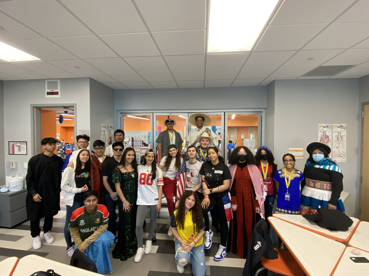 ellengianakis's tweet image. More #cultureday highlights from senior week! 🎉💕 @DcLstem #pctvs #pcti #dclstem